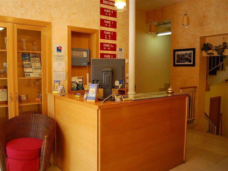 Hostal Montaloya Madrid Kültér fotó