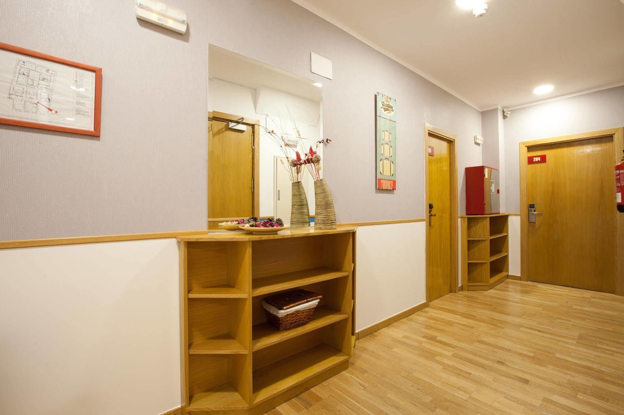 Hostal Montaloya Madrid Kültér fotó