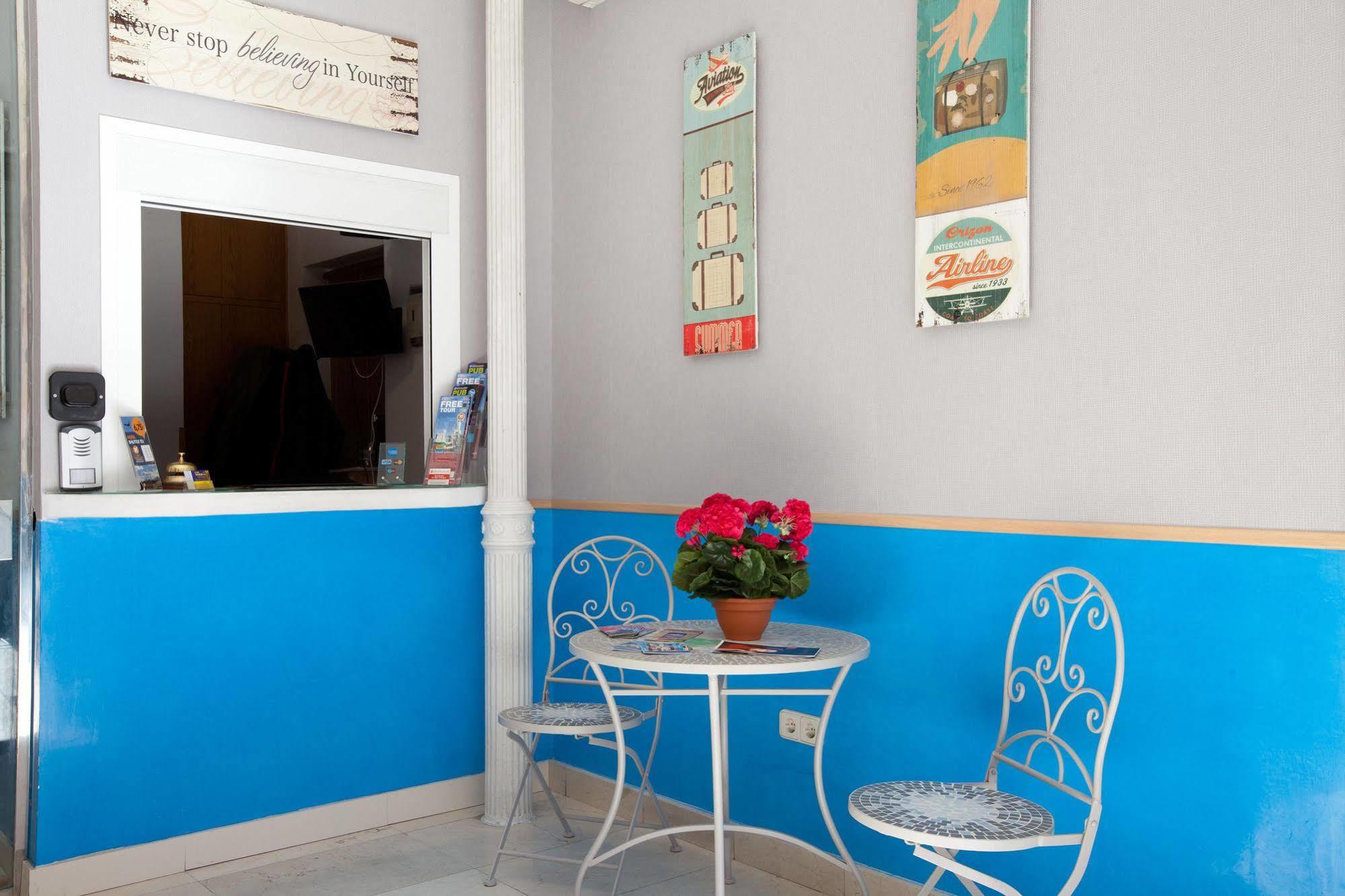 Hostal Montaloya Madrid Kültér fotó