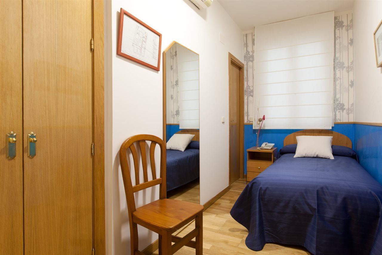 Hostal Montaloya Madrid Kültér fotó
